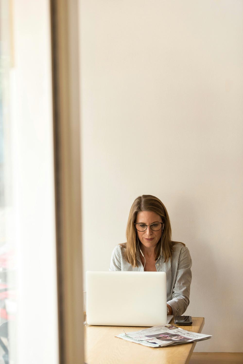 houselhold-helper-image-1 Female personal assistant changing lightbulb